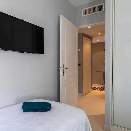 Apartment 2-br With Terrace & Swimming Pool