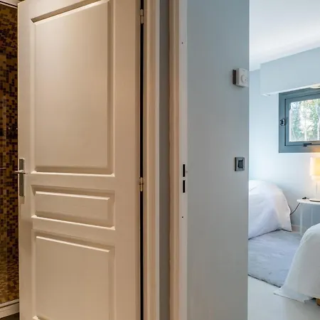 Apartment 2-br With Terrace & Swimming Pool