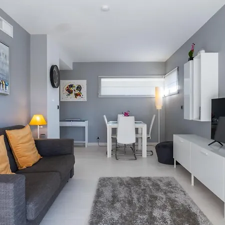 Apartment 2-br With Terrace & Swimming Pool *